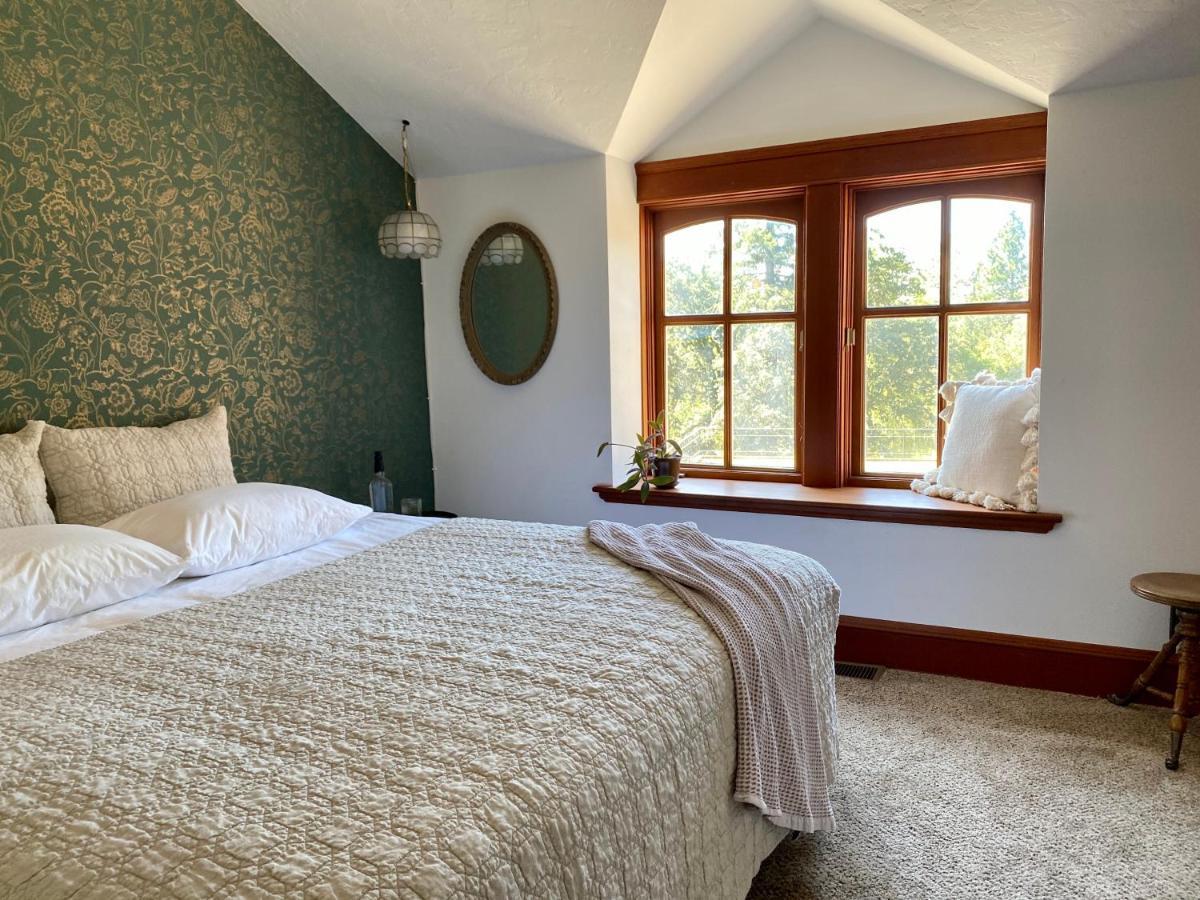 Mount Tom House Bed & Breakfast Harrisburg Екстериор снимка