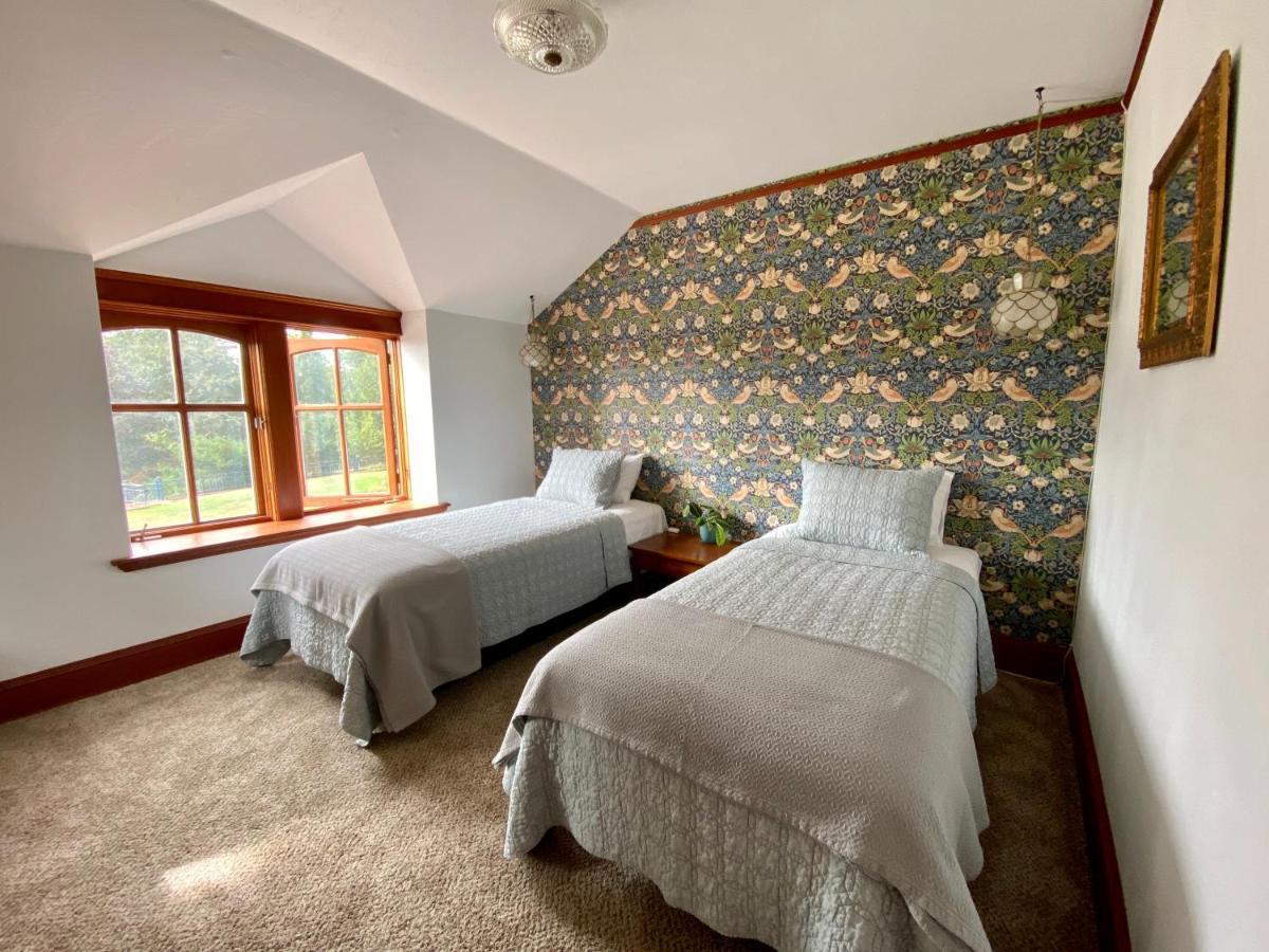 Mount Tom House Bed & Breakfast Harrisburg Екстериор снимка